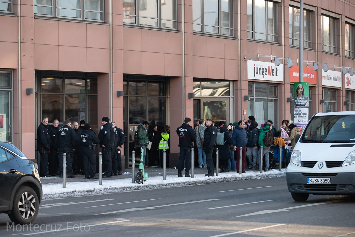Montecruzfoto's tweet photo. 18.02.25 Berlin. UN Special Rapporteur Francesca Albanese speaks, at the galery of the newspaper Junge Welt, after the police forcing organizers to relocate the events several times.

#B1802 #Germany #FrancescaAlbanese https://t.co/7dcdc7Ji0S
