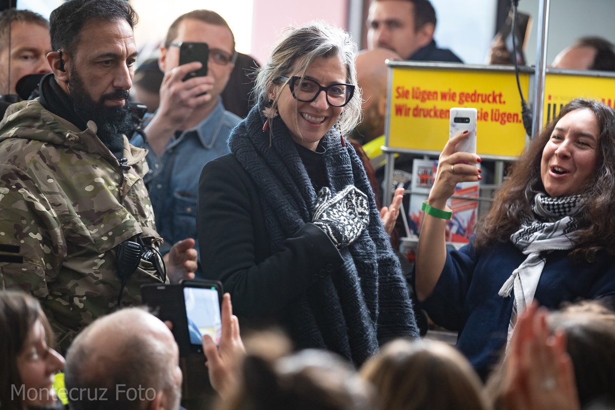 Montecruzfoto's tweet photo. 18.02.25 Berlin. UN Special Rapporteur Francesca Albanese speaks, at the galery of the newspaper Junge Welt, after the police forcing organizers to relocate the events several times.

#B1802 #Germany #FrancescaAlbanese https://t.co/7dcdc7Ji0S