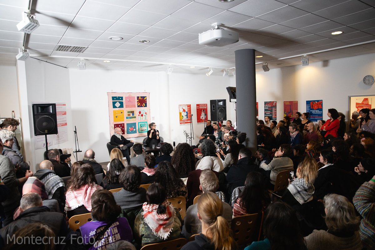 Montecruzfoto's tweet photo. 18.02.25 Berlin. UN Special Rapporteur Francesca Albanese speaks, at the galery of the newspaper Junge Welt, after the police forcing organizers to relocate the events several times.

#B1802 #Germany #FrancescaAlbanese https://t.co/7dcdc7Ji0S