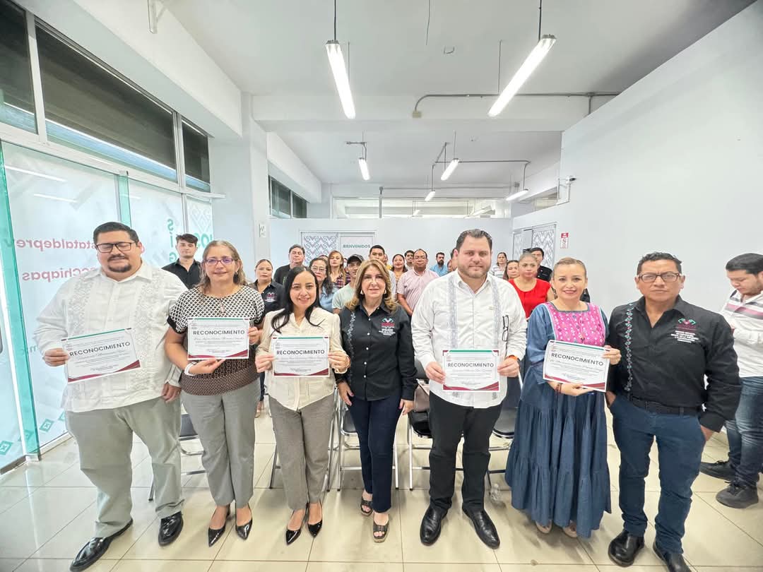 CpcChiapas's tweet photo. El @CpcChiapas capacita a personal del @prevenchiapas

El Dr @RRiosZenteno Presidente del @saechiapas  y la Lic Maritza  Pintado del #CPCSAECH, impartieron la plática de "Generalidades del Sistema Estatal Anticorrupción" a personal del #CEPSVPC 

https://t.co/H7wqD3BeUO https://t.co/nmBpTu2mBQ