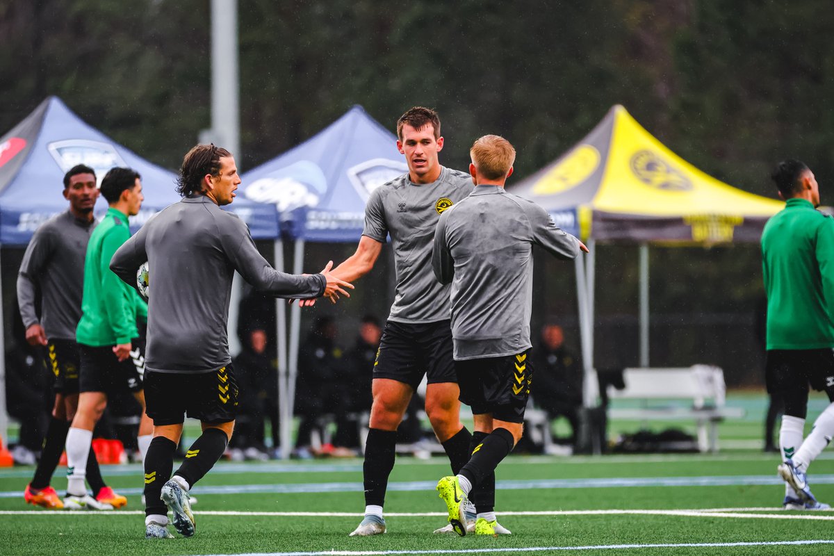 Chas_Battery's tweet photo. ⚽️🌧️ https://t.co/6d3kpBLApt
