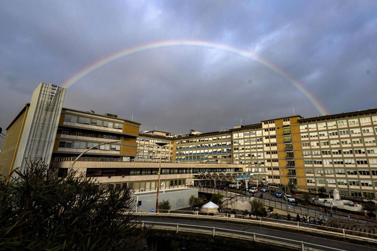 🚨VEJA: Arco-íris se forma em cima do hospital onde Papa Francisco está internado.
