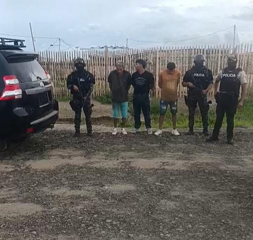 Gabopazec's tweet photo. ¡La Policía ha caído bien bajo! Y es una pena. 

Atraparon a unos supuestos delincuentes en #Manta y para tomarles la foto que luego pasarían a los medios de prensa, a uno de los sujetos le montaron la camisa de @LuisaGonzalezEc . En la segunda foto, ustedes podrán ver al mismo sujeto sin la camisa de Luisa. 

Esta es la Policía que, en vez de cuidarnos, se presta para la campaña sucia del cartón. 

¡Son una vergüenza!