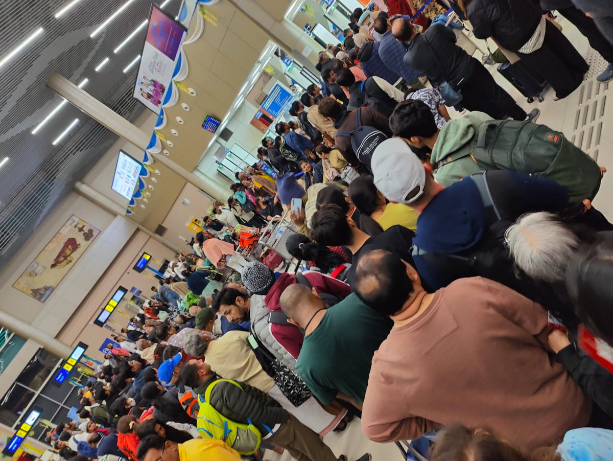 debjanim's tweet photo. Sea of humanity at Prayagraj airport. 430am this morning. No guards to manage crowd. Queue breaks, screaming, fighting. One man fell unconscious. Stampede waiting to happen. This image is after passengers stepped in to help. The police need to step in. #mahakumbh2025prayagraj https://t.co/10rK4go0Ch