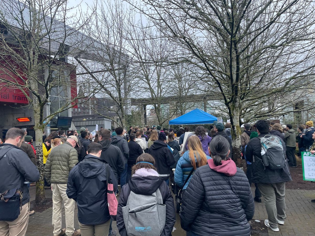 HigherEdLabor's tweet photo. Portland showed up! 💥 Workers & students from OHSU, PSU & Vancouver rallied with unions—including AFSCME 328, RWU, GRU, PDU, PSU-AAUP, AFT Oregon & UAW 4121—to demand: Hands off our healthcare, research, and jobs!
Join the fight: https://t.co/pB835Nr1FI #LaborForHigherEd https://t.co/5p6LQaNF54
