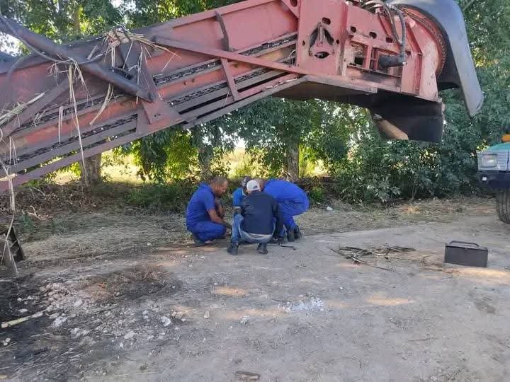 EstatalMatanzas's tweet photo. Apoya trabajadores del Comercio molienda azucarera en Matanzas al visitar corte de caña para reconocer la labor de los azucareros https://t.co/exrAkK0tau