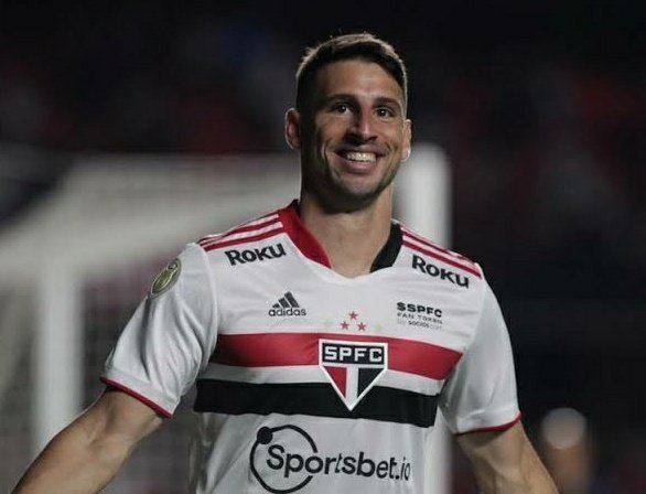 FeHerozz's tweet photo. Jonathan Calleri com a camisa do São Paulo

218 jogos
78 gols
24 assistências
102 participações em gol

#SPFC https://t.co/gHa9vyPLze