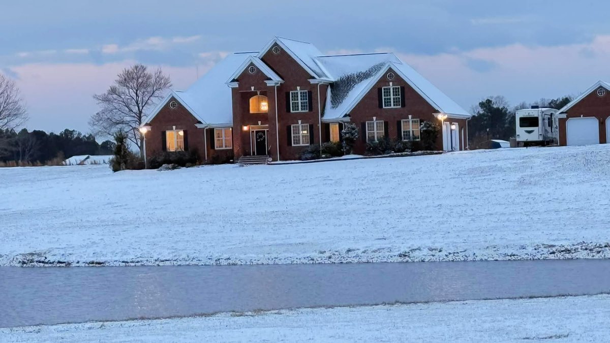 Tammy_gunter2's tweet photo. It’s SNOW PRETTY ❄️❄️… and still Snowing❄️
#snow2/19/2025
#dukeenerywife
#homesweethome
Fuquay Varina @katcampbellwx https://t.co/QRBlr53xdi