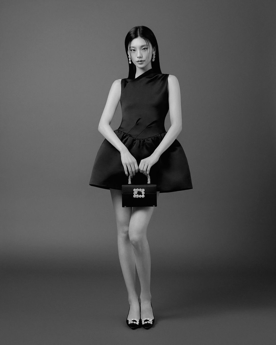 yeji_news's tweet photo. French luxury brand Roger Vivier has selected ITZY’s YEJI as the ambassador for Korea. Expect a variety of original and sensual projects that Yeji, who is well-known for her unique stage presence and trendy style, will be presenting with Maison Creative Director Gherardo Felloni. ✨

🔗 https://t.co/hH5cNG3uol

YEJI ROGER VIVIER AMBASSADOR
#YEJIxRogerVivier #YEJI
@RogerVivier @ITZYofficial