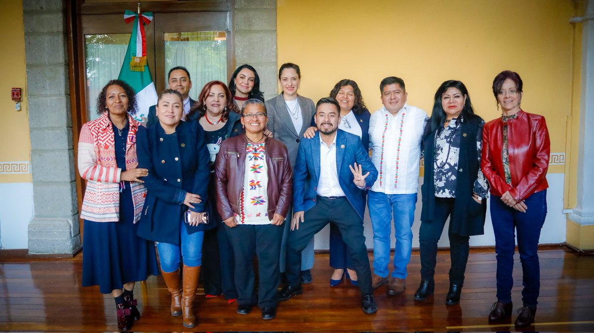 Diputadas y diputados de morena nos reunimos con la Secretaria de Cultura, <a href="/ccurieldeicaza/">Claudia Curiel de Icaza</a>, con quién trabajamos para poner en marcha "Las Lenguas Toman la Tribuna" en la <a href="/Mx_Diputados/">H. Cámara de Diputados</a>.

Es de suma importancia defender y visibilizar a nuestros pueblos originarios. El impulso de