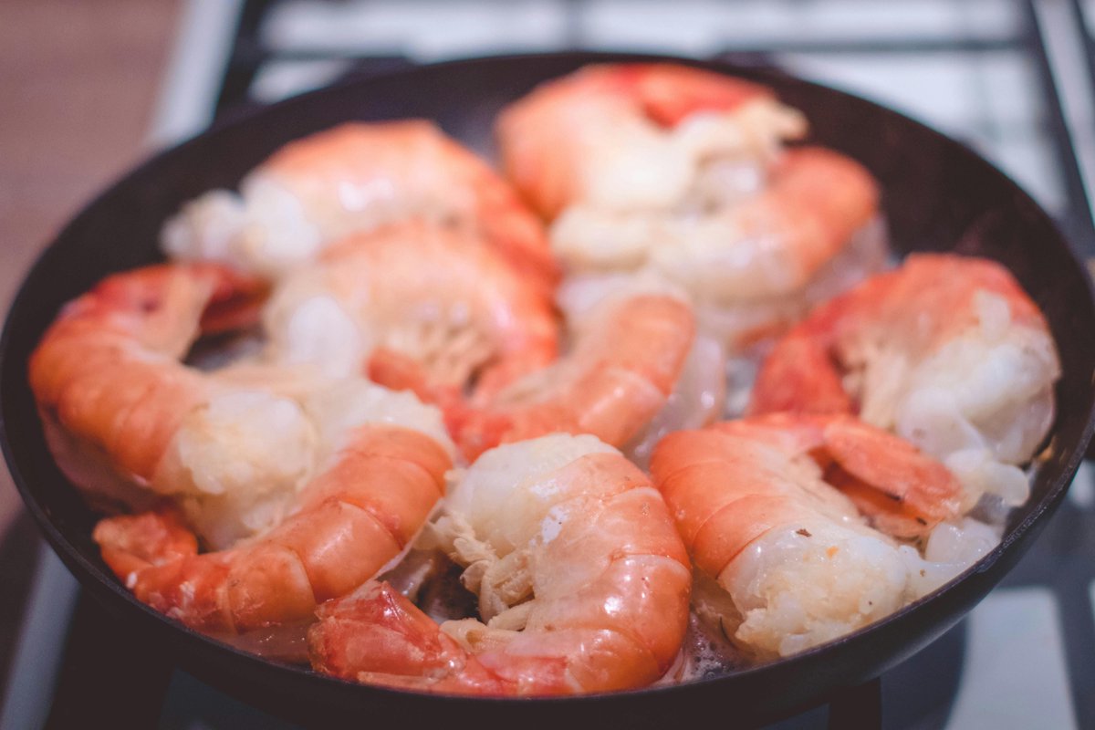 uncommonkitchen's tweet image. 🍤 **Shrimp: The Ocean's Tasty Treasure!** 🌊  
Low in calories, high in protein, and packed with nutrients like selenium, iodine &amp;amp; omega-3s! Grill, sauté, or toss in pasta—shrimp adds a delicious twist to any meal! 🍽️✨  

#ShrimpLovers  #HealthyEating #KitchenUncommon