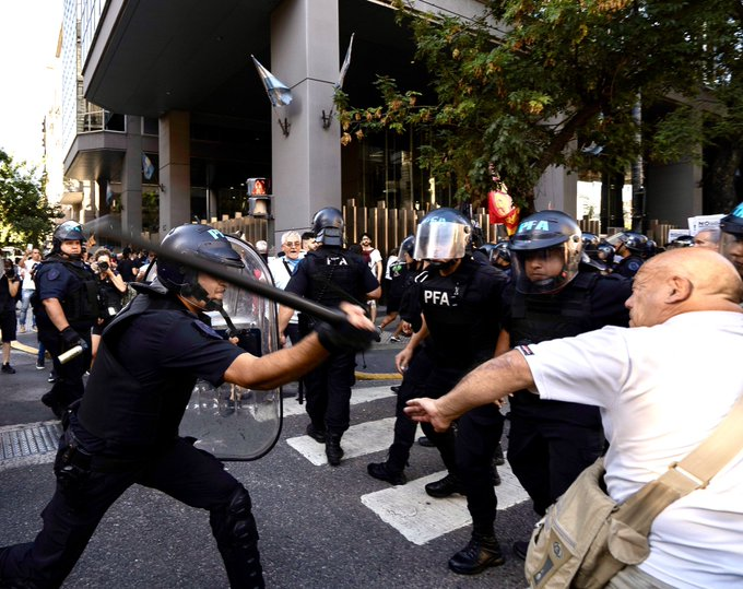 osvwal's tweet photo. DE DÓNDE SACA EL CORAJE ESE POLICÍA PARA LEVANTAR EL BASTÓN PARA REPRIMIR UN ANCIANO ? https://t.co/dghdMS53Sq