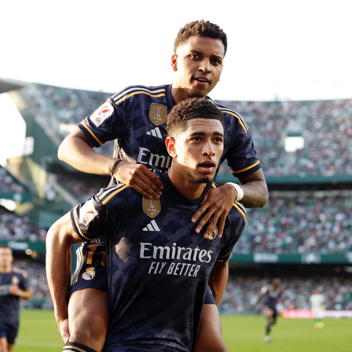 🔥 Jude Bellingham: "Rodrygo está completamente infravalorado. Para mí, es el jugador más talentoso del plantel. Lo que hace, lo que se sacrifica, lo que juega... trato de hacer lo que él hace y se me tuercen los tobillos. 

Además, no se queja nunca aunque no lo pongan en su