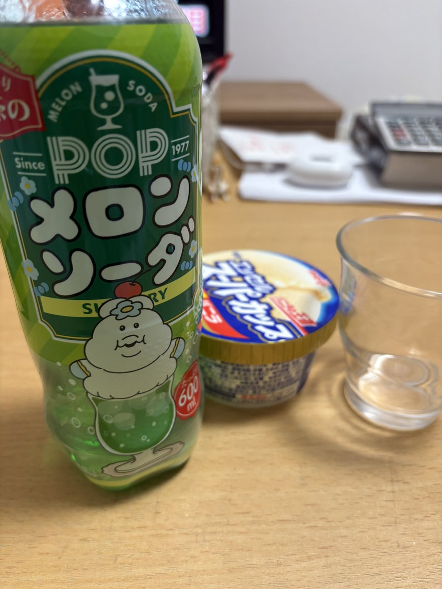 TENN0105's tweet photo. ���ョコレートのおともはメロンソーダ🍈 https://t.co/z1Fhky5oJU