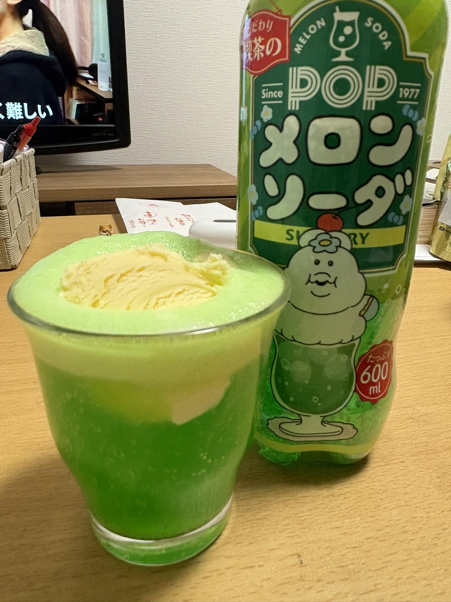 TENN0105's tweet photo. ���ョコレートのおともはメロンソーダ🍈 https://t.co/z1Fhky5oJU