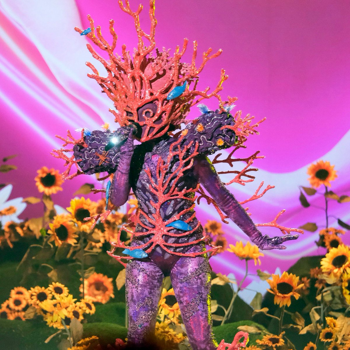 NickCannon's tweet image. Are you guys picking up on any of the #CoralMask clues?! 🪸🎭 #TheMaskedSinger @MaskedSingerFOX