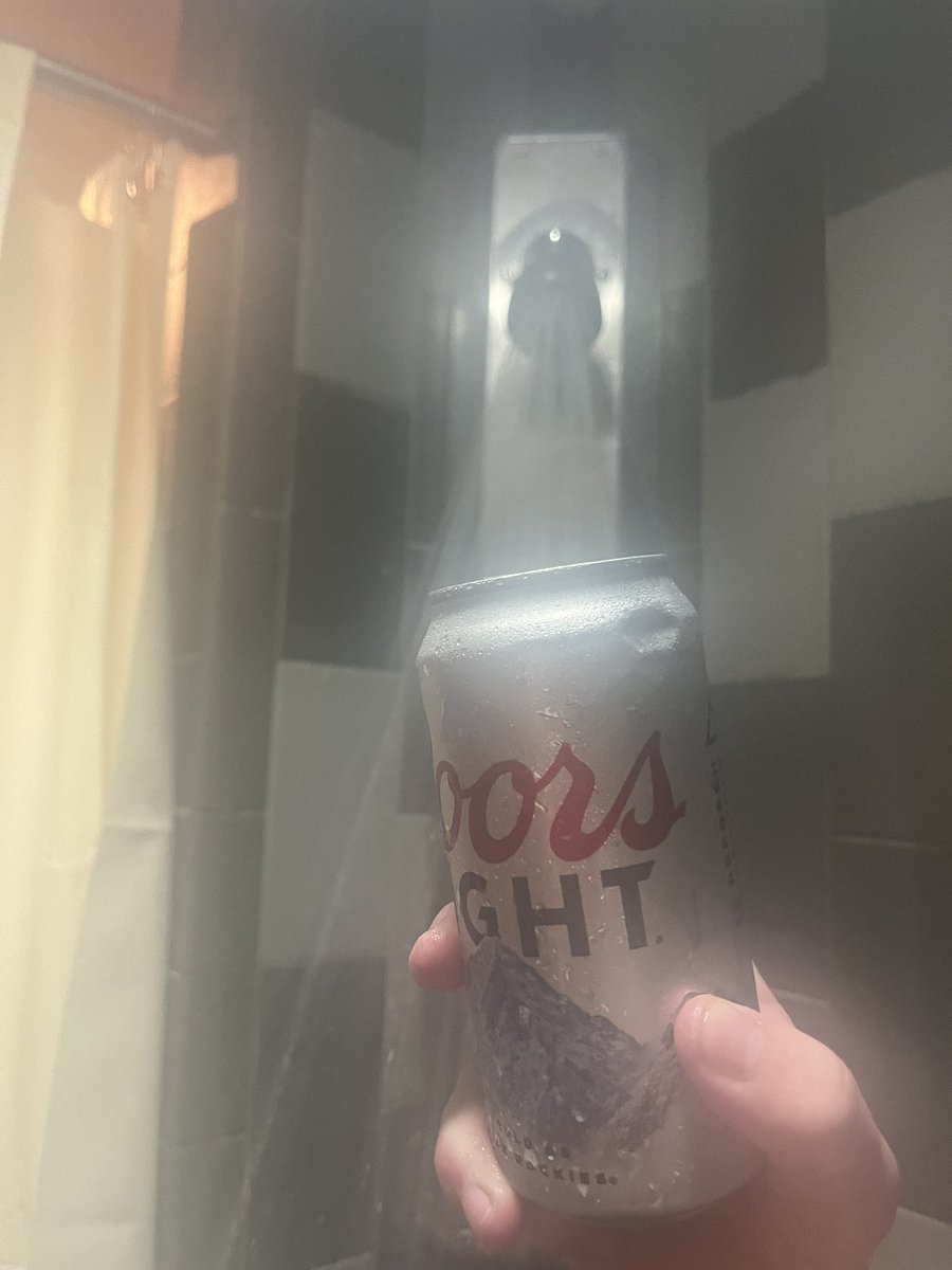 tigerjonsmith's tweet photo. let me engagement farm before my #showerbeer in #brodycomplex Lank https://t.co/TMYjFZgsCr