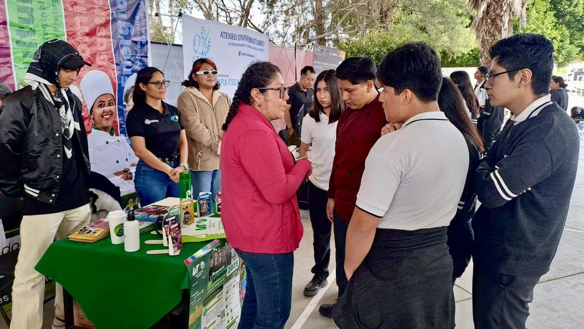 utvco's tweet photo. El equipo de la #UTVCO estuvo presente en la #ExporientaEducativa del CECYTE Pl. 16 de San Pablo Villa de Mitla, en donde compartimos nuestra amplia oferta educativa para las y los futuros estudiantes de nuestra casa de estudios 🎓 https://t.co/YU8VvNAsYI