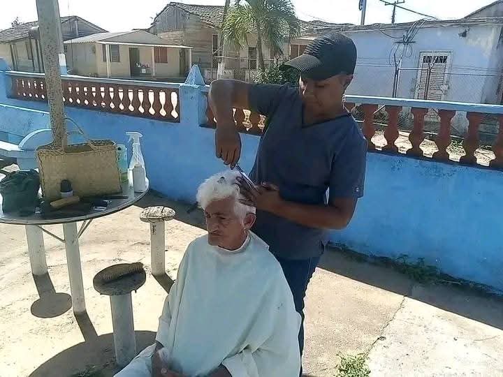 #SistemaDeAtenciónALaFamilia Se sumaron trabajadores del sector no estatal para también brindar servicios de barbería a los asistenciados agradecidos por el gesto. #GenteQueSuma a pesar de las limitaciones.