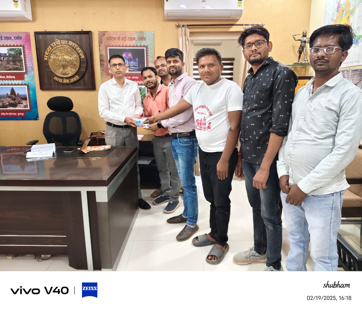 #जनसेवा_मित्रो_को_बहाल_करो 

माननीय कलेक्टर महोदय 
<a href="/CollectorDamoh/">Collector Damoh</a> 
सादर प्रणाम 

आपसे हम सभी जनसेवा मित्र आशा करते है की आप हमारी बात को संबंधित विभाग 

 1 सामान्य प्रशासन विभाग 
 2 ग्रामीण विकास पंचायत विभाग  

इन दोनों विभाग तक तक हमारी बात को पहुँचाने में हमारी मदद कीजिये