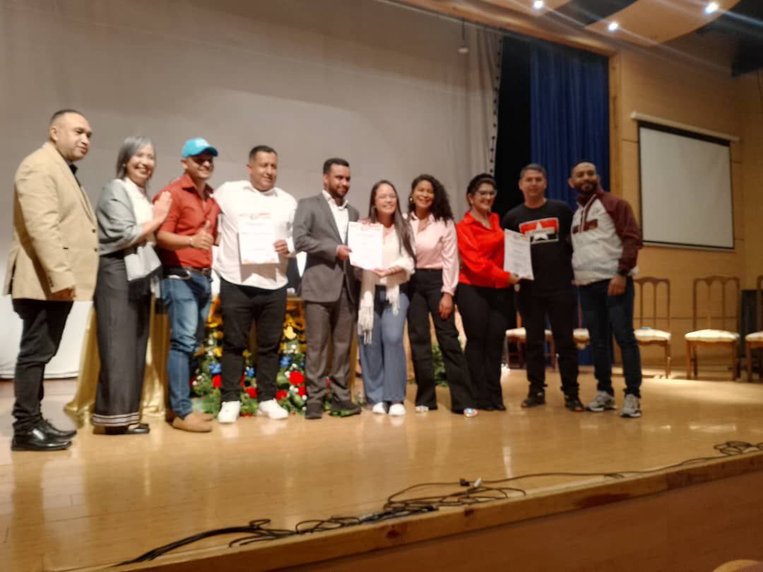 Juventud Integral y Rebelde 🔴⚫

Nuestros jóvenes recibieron reconocimiento por la constancia y dedicación al trabajo en el marco del día de la juventud durante sesión especial de la Gobernación del Estado <a href="/MrtLara2/">Tupamaro Lara</a>.

<a href="/NicolasMaduro/">Nicolás Maduro</a>
#TodoElPartidoUnaEscuela