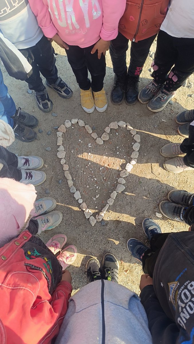 Belki kalp doktoru değilim ama ben de her gün 13 minik kalbe dokunuyorum #öğretmenolmakbircanadokunmak 
💓🫰🏻😻