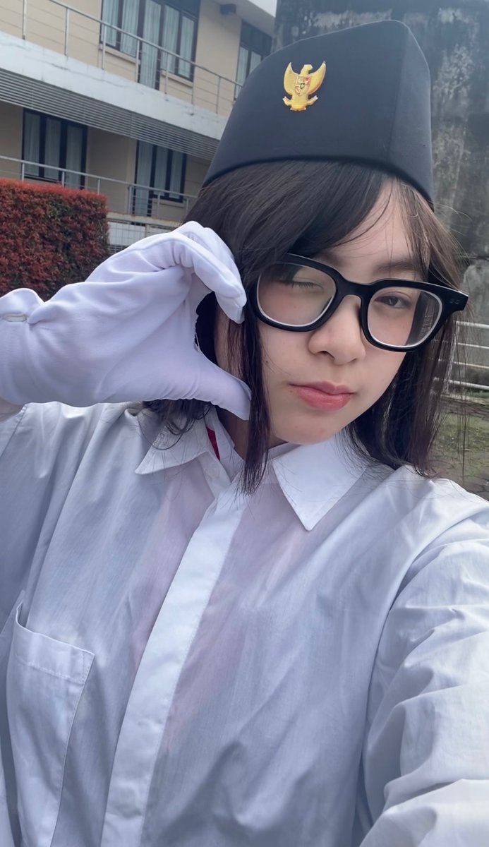 Lily_JKT48's tweet photo. #GoodMornLy semuanya! Ak baru selsai upacara hoho ini pap sebelum mulai hoho ak tadi pagi uda olahraga widih 🥸, ak juga sarapan nasi kuning so yummy! Km jangan lupa sarapan juga okey! Semangat buat hari ini andd see u vc WELL!! 🤙🏻 jgn sampai lupa ya! 😾 semoga harimu menyangkan! https://t.co/B4U6hBA5yW