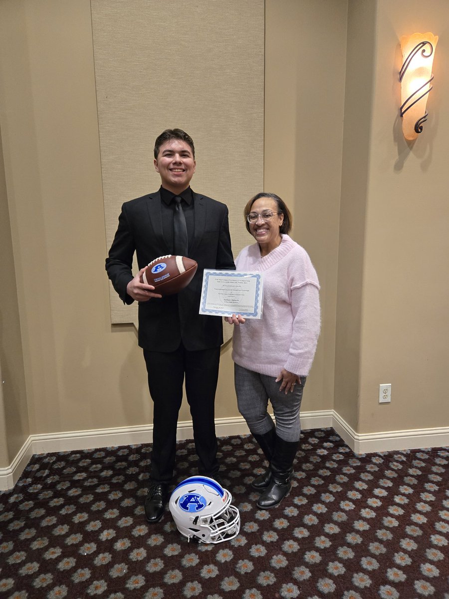 My 💙 can't take it... <a href="/SamuelSaravia87/">Samuel Saravia</a>, you are an amazing scholar-athlete, &amp; I was so blessed to watch you get your Touchdown Club Houston Award &amp; be celebrated with other scholarly elite 🏈 players! Top notch on the field, in the classroom, &amp; in your community! #AldineImpact