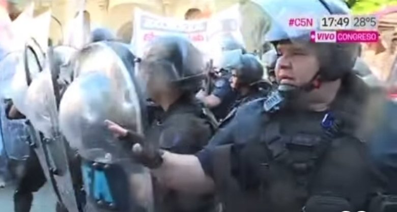 Editor_76's tweet photo. Jóvenes argentinos estudien, fórmense, instuyanse si no quieren terminar como esta bolsa de estiércol que le pagan para tirarle gas pimienta a jubiladas y a periodistas, como @nicolasmunafo, que cubren la represión. https://t.co/0xBkNOmJJQ