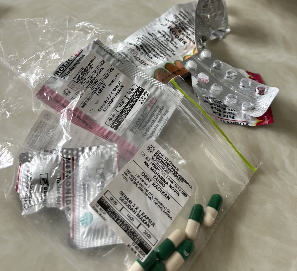 Usia ga bisa boong. Apkh aku setua ituhhh!!! makin hari makin jompo, semakin tdk multitasking &amp;semakin lembur dkt ambruk🤣😭😭🤲🏻

Beruntung g jadi USG hari ini, pembengkakak mengecil &amp; mari kita lanjutkan hidup sambil  5-6 tablet 3x sehari ttp dilanjtkan sebulan lg tidak apa💪🏻💪🏻