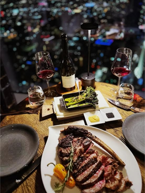 #losangeles #AtmosphereRestaurant #westernfood
Overlooking the bustling and expansive Los Angeles skyline dining here is not only a feast for the taste buds, but also a spiritual conversation with heights and panoramas