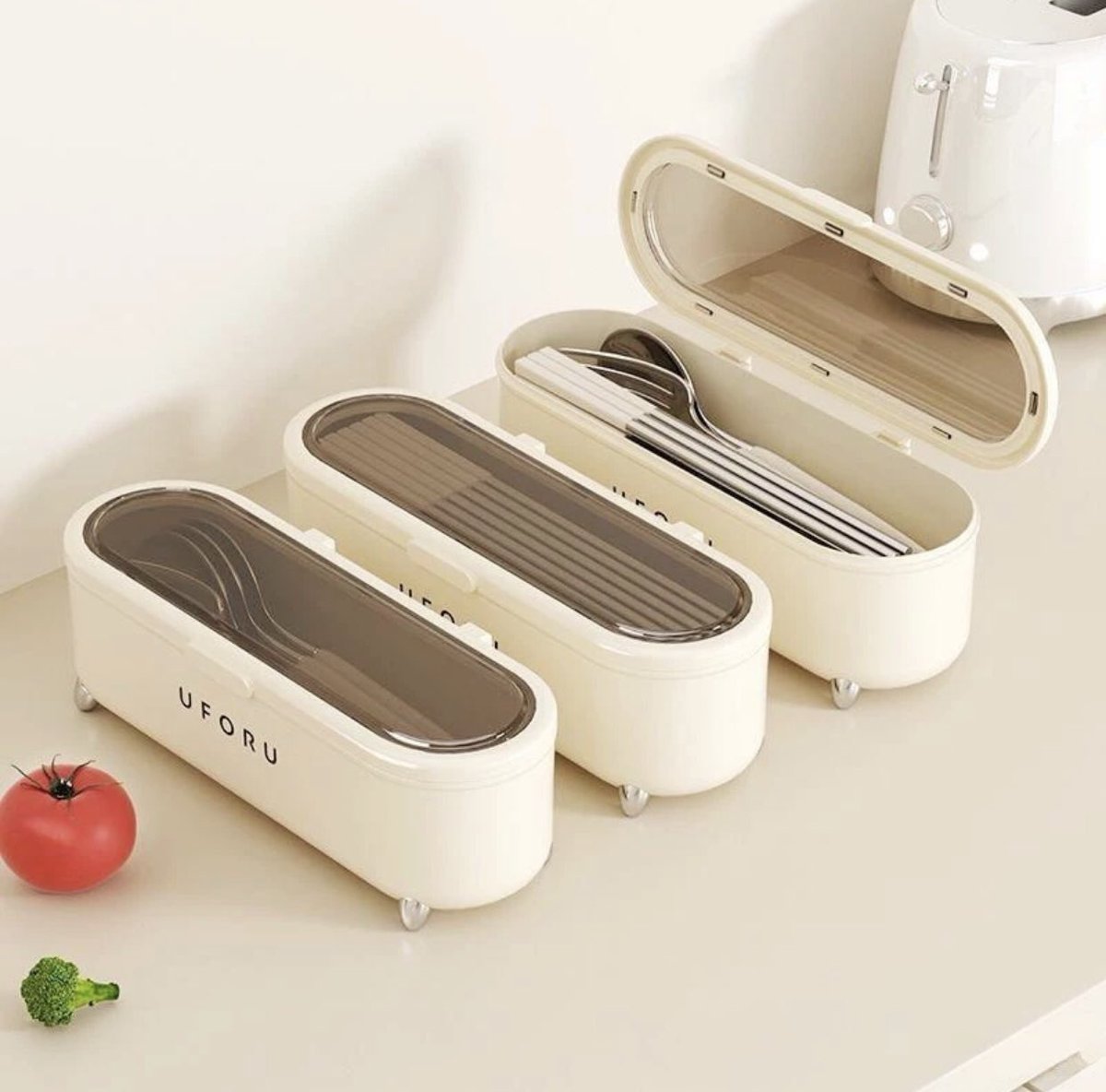 itshaazeelnut's tweet photo. Paling suka letak utensils dalam satu bekas macam ni. Memudahkan kerja, nak makan tinggal buka utensils box ni je. Kalau ada tetamu datang pon senang tak payah nak kalut kutip2 sudu kat dapur.

Yang cream tu cantikk. https://t.co/iY5FPnEB4h https://t.co/w88wIohgsM