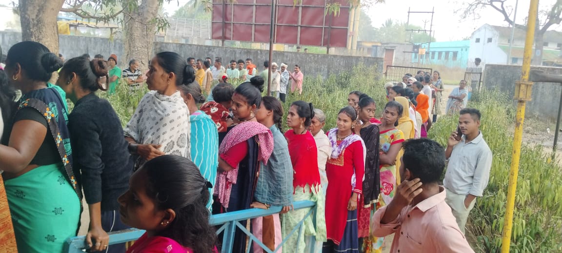 DistrictBijapur's tweet photo. "भोपालपटनम और उसूर जनपद क्षेत्र में पंचायत चुनाव के दूसरे चरण के मतदान की शुरुआत। सुबह से ही मतदान केंद्रों में लंबी कतारें, जनता का उत्साह देखा गया। #PanchayatElection #Voting #Bhopalpatnam #Usur @ChhattisgarhCMO @DPRChhattisgarh https://t.co/flEmEVRGSO