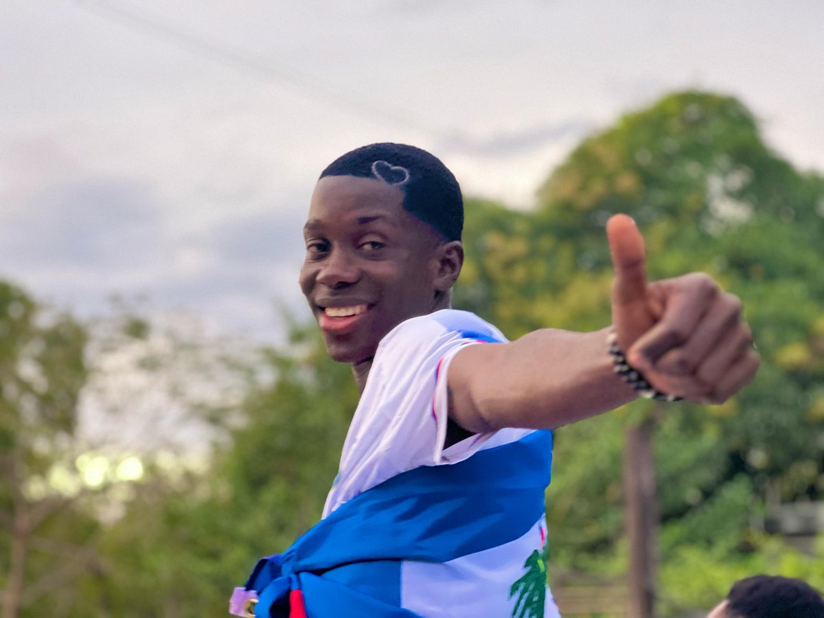Le latéral droit de la sélection haïtienne masculine U-17, Marc Arthur Alcimé, a été accueilli en héros dans sa ville natale ce mercredi 19 février 2025, après la qualification des petits Grenadiers pour la Coupe du monde U-17, Qatar 2025.
Des centaines de passionnés de football