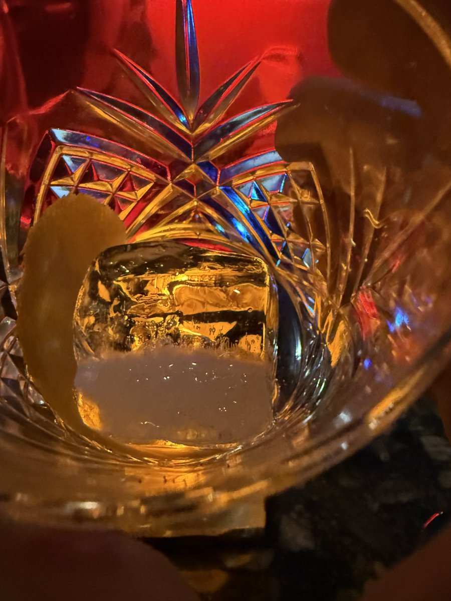 Lookii_'s tweet photo. The end of a good scotch. https://t.co/n65cMZXqEJ
