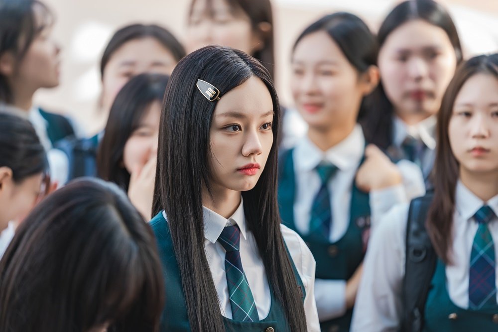 imbcenews's tweet photo. 이혜리, 흑화했다…정수빈 향한 집착+광기 (선의의 경쟁) 
#혜리 #이혜리 #HYERI #정수빈 #ChungSuBin 
#선의의경쟁 #FriendlyRivalry #UPLUSMOBILE 
#UPLUSTV #월화수목드라마 #iMBC연예 

■ “그러게 왜 눈치도 없이 내꺼에 함부로 손을 댔어”
유제이(이혜리 분)가 자신이 점찍은 우슬기(정수빈 분)를 괴롭힌 김나리(고다현 분)를 처단한 장면. 제이는 약물 복용을 해온 나리를 협박하고, 이를 영상으로 남겨 그의 약점을 잡았다.

■ “널 괴롭히는 쓰레기를 내가 깔끔하게 처리해 줬잖아”
나리의 전학 이유를 알고 충격받은 슬기에게 제이가 던진 말. 제이는 자신의 악행이 드러났음에도 오히려 당당하게 이를 과시했다.

■ “날 믿는 편이 좋지 않겠어? 그래야 저 약도 한번 먹어보지”
그동안 어둠의 경로로 학생들에게 약을 유통해온 제이는 약을 구입하던 슬기에게 자신의 정체를 들키고 만다.

■ “내가 원하는 게 뭔데?”
제이는 건강 검진을 앞두고 약물 복용 사실을 발각당할 위기에 놓인 슬기에게 다시 한번 마수를 내밀었다.

🔗https://t.co/hHSf0UoZxE