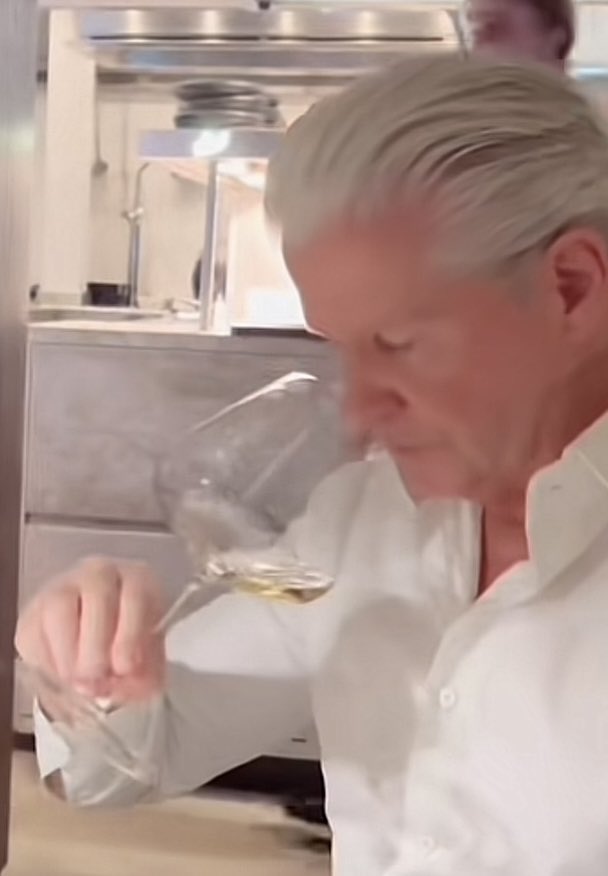 TheJoeAzar's tweet image. Trying the Chili’s Marg of the Month