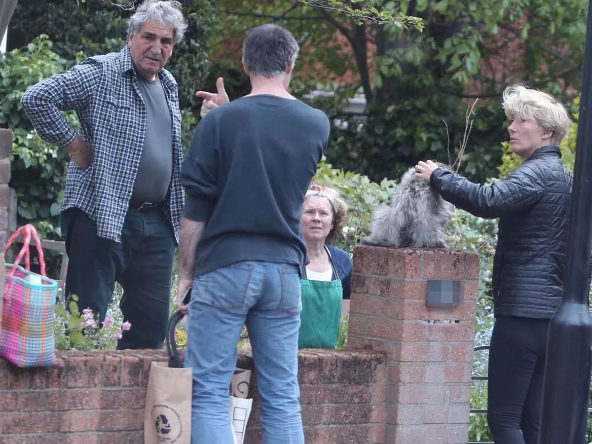 damethompo's tweet photo. Dame Emma Thompson and Dame Imelda Staunton lives in the same street https://t.co/pxFhczpC32