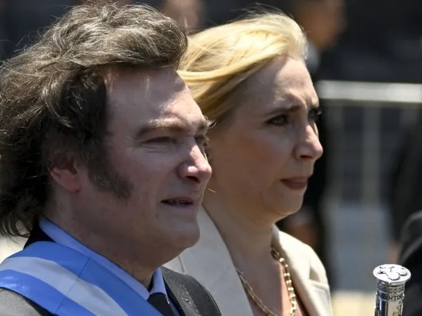 MartnPeiretti1's tweet photo. 🚨⛔️❎El Departamento de Estado de los Estados Unidos y el FBI le aconsejaron a Karina Milei que no viaje a EEUU porque al no tener fueros podría quedar detenida por corrupta, Milei dijo que si su hermana es detenida, estaría en juego su presidencia y podría renunciar. https://t.co/j7yVHfec42