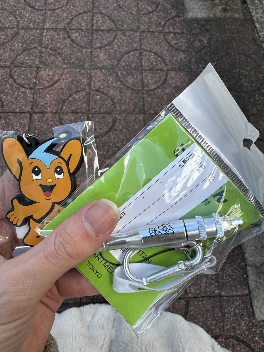 これ買いに来たのに売ってなくて訳分からんホイッスルとキーホルダー買った悲しすぎステッカー欲しかった