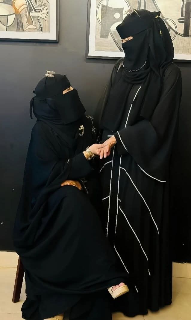 #Asslamu_alaikum______ 

अर्धनग्न शरीर को फैशन का नाम मत दो , कभी निकलो हमारे लिबास में जमाना अदब से नजरे ना झुका ले तो कहियेगा