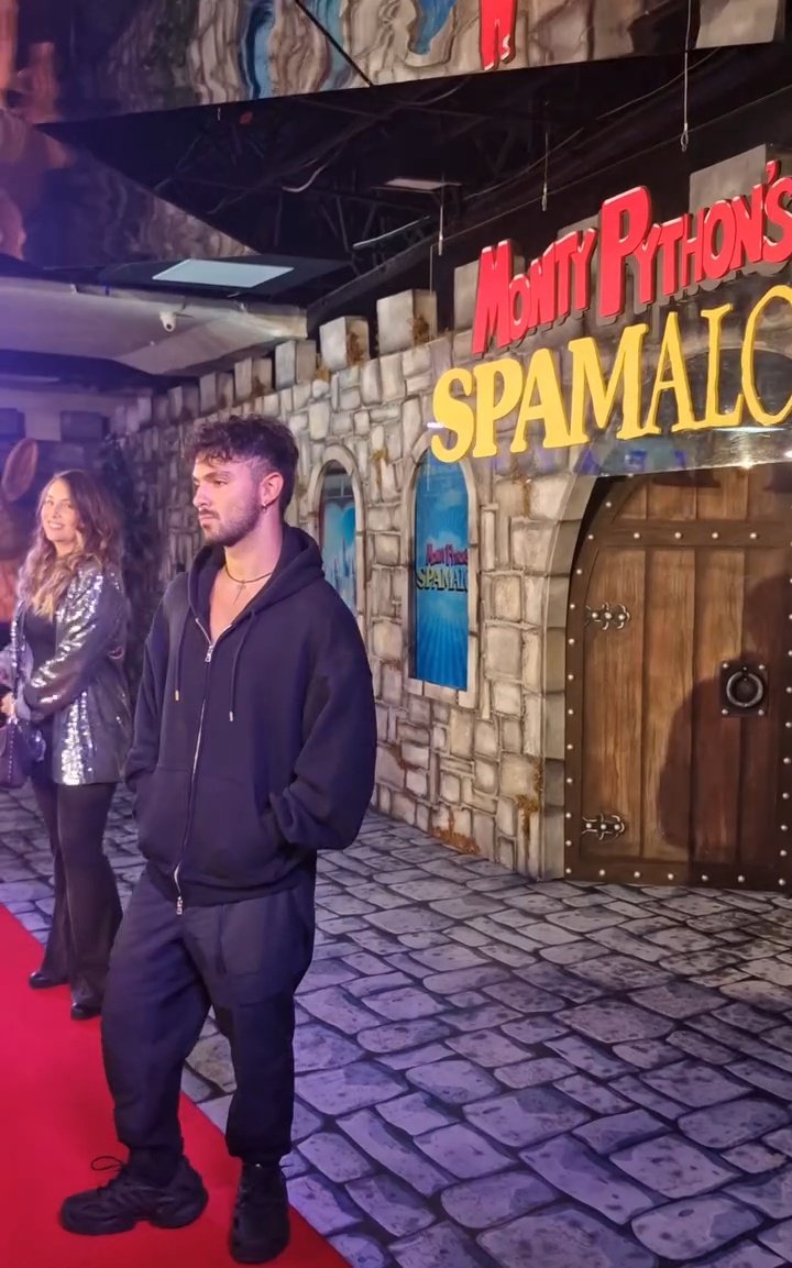 Jorgedd_11's tweet image. Joaquin en la alfombra roja por el 
estreno de #Spamalot ⚔️👑🛡️🎭
#JoaquinBondoni