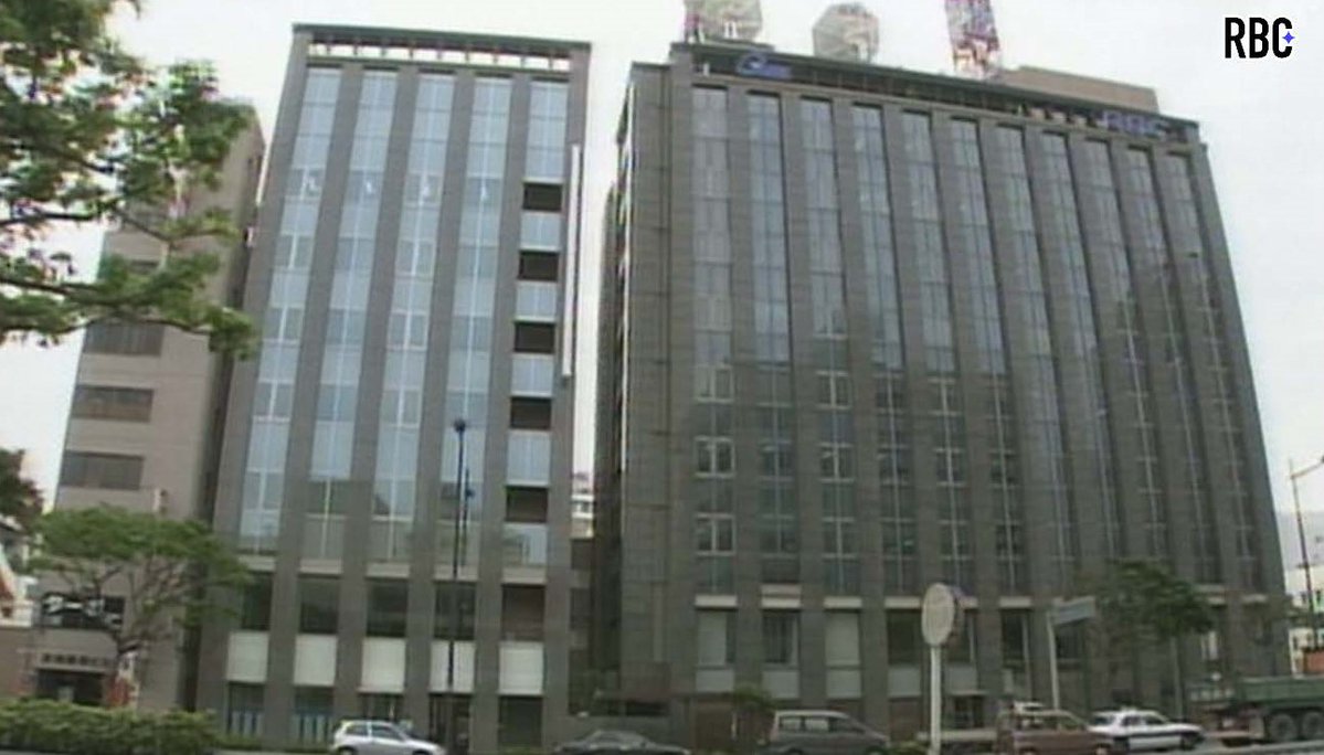 シーサーが見たRBC70年史41／ 2006年 地上デジタル放送のスタートに合わせ、琉球放送会館の北隣に「RBC・QABメディアセンタービル」が完成したシー  社内では「別館」と呼ばれている建物サー これで本館含め、社屋が今の形になったシー😃 シーサーも住み家が広くなって ...