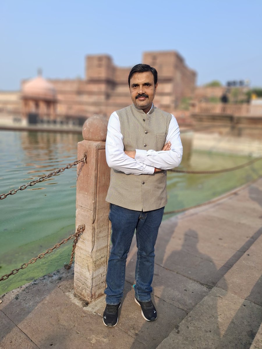 Prashant Hundawal (Prince) (@phundawal) on Twitter photo "рдбреВрдм рдЧрдП рд▓реЛрдЧ рд╕рднреА рд╣реИрд░рд╛рдиреА рдореЗрдВ...
"рдЬрд╛рдиреЗ рдХреНрдпрд╛ рдХрд╣ рджреА рд╣реИ рдмрд╛рдд рд░рд╡рд╛рдиреА рдореЗрдВ..
"рдореБрдЭрдХреЛ рдЪреБрдк рд░рд╣рдиреЗ рдХреА рдЖрджрдд рд╣реИ рд╡рд░рдирд╛..
"рдЬрд╛рдирддрд╛ рд╣реВрдВ рдореИрдВ рдХреМрди рд╣реИ рдХрд┐рддрдиреЗ рдкрд╛рдиреА рдореЗрдВ... "рдбреВрдм рдЧрдП рд▓реЛрдЧ рд╕рднреА рд╣реИрд░рд╛рдиреА рдореЗрдВ...
"рдЬрд╛рдиреЗ рдХреНрдпрд╛ рдХрд╣ рджреА рд╣реИ рдмрд╛рдд рд░рд╡рд╛рдиреА рдореЗрдВ..
"рдореБрдЭрдХреЛ рдЪреБрдк рд░рд╣рдиреЗ рдХреА рдЖрджрдд рд╣реИ рд╡рд░рдирд╛..
"рдЬрд╛рдирддрд╛ рд╣реВрдВ рдореИрдВ рдХреМрди рд╣реИ рдХрд┐рддрдиреЗ рдкрд╛рдиреА рдореЗрдВ...