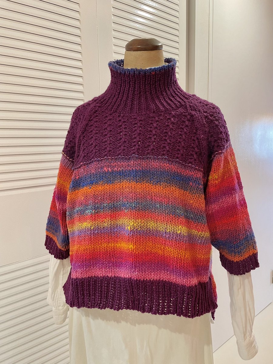 yasukoheavenair's tweet photo. ユザワヤ福袋の野呂毛糸で編む作品2点目、7部袖セーターとアームウォーマーのセット、ようやく完成😊
デザイン・パターン、オリジナルで、グラデ部分が野呂くれよん、紫の部分は中細2本どり。
ではでは、次の作品に参りましょう!
#編み物 #編み機 #機械編み
#PUNCH9 https://t.co/fKmpkLTw15