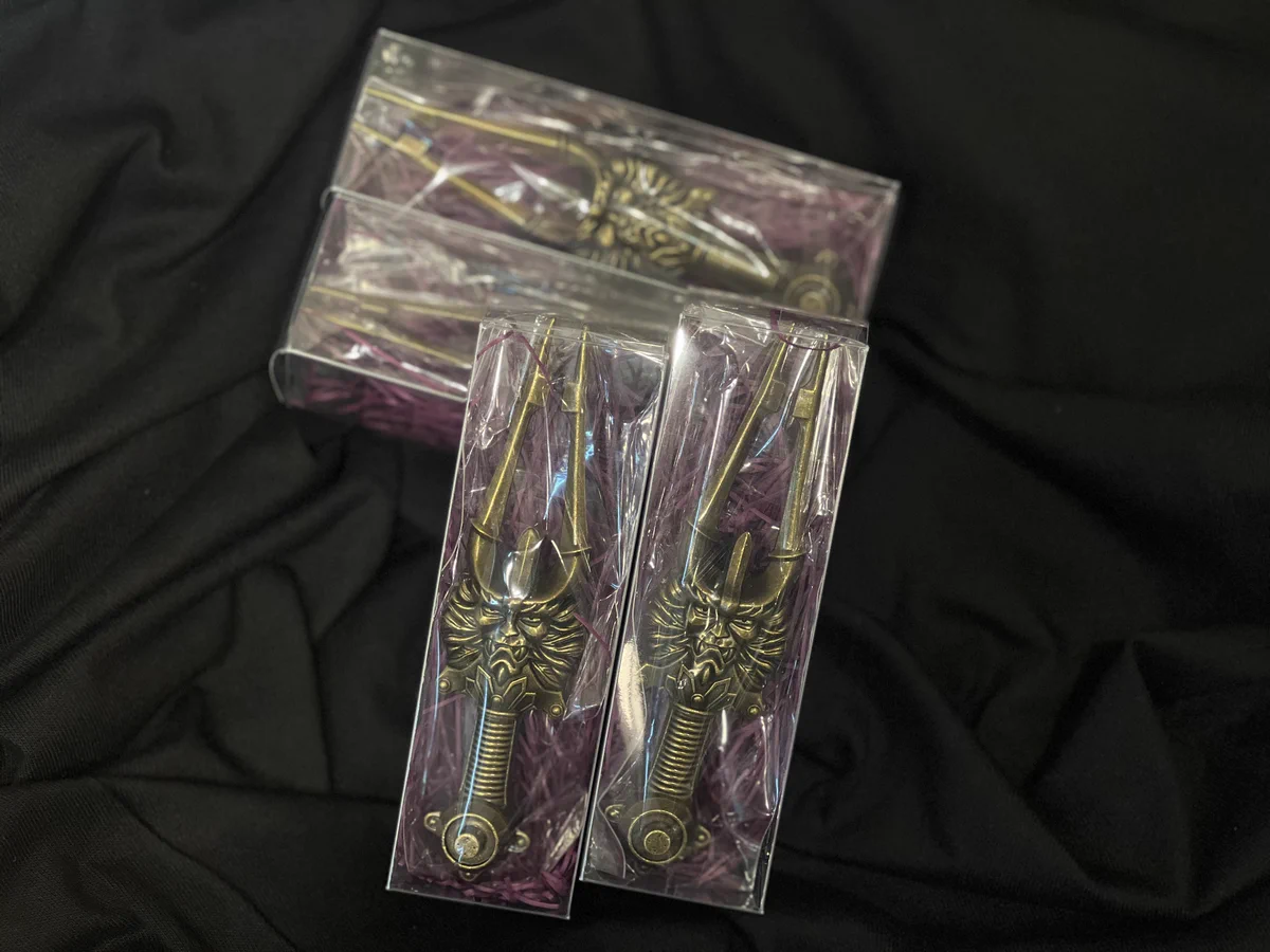 仮面ライダーストア限定 仮面ライダー響鬼 変身音叉型ペーパーナイフ GkMxM7DbUAMQmAZ?format=webp&