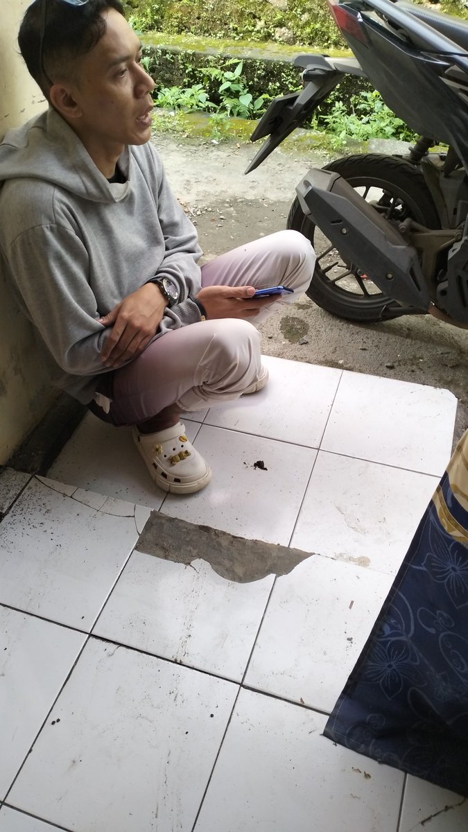 gyuvan03's tweet photo. HATI² YA BUAT ORG SEMARANG &amp; SEKITARNYA (TRUTAMA KABUPATEN) KALO MAU JUAL BARANG/LAPTOP KE ORG INI, dia bisa pake hipnotis buat korbannya, modusnya bilang mau tf dulu dan barang minta dititipin ke tetangga, yg ga sadar bakal lngsung nurut, lalu tuh barang bakal dibawa kabur https://t.co/vdj6ZnHMGp