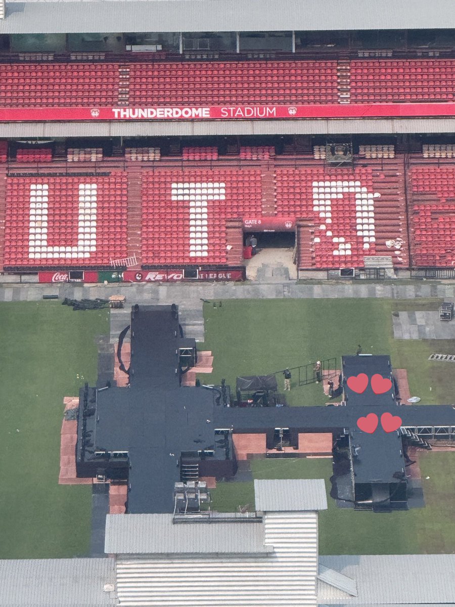 เหมือนจะมีบันไดขึ้นลงเวที
ให้ 127 สามารถลงมาเล่นกับแฟนคลับได้
ทุกคนไม่ต้องเงียบค่ะ กรี๊ดได้เลยอ้ากกกกกก
#NCT127_NEOCITY_BANGKOK_THE_MOMENTUM