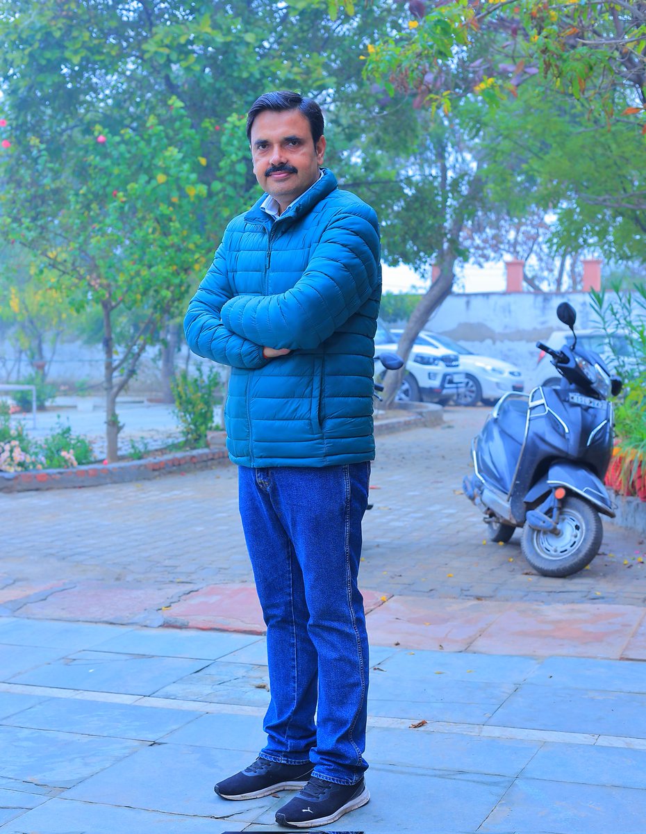 Prashant Hundawal (Prince) (@phundawal) on Twitter photo рд╕рдмрд╕реЗ рдирд╛ рдорд┐рд▓рд╛ рдХрд░реЛ рдЗрддрдиреА рд╕рд╛рджрдЧреА рдХреЗ рд╕рд╛рде..
рдпрд╣ рджреМрд░ рдЕрд▓рдЧ рд╣реИ рдпрд╣ рд▓реЛрдЧ рдЕрд▓рдЧ рд╣реИрдВ..
рдпрд╣ рджреБрдирд┐рдпрд╛ рд╡реЛ рдирд╣реАрдВ рд╣реИ рдЬреЛ рдЖрдк рджреЗрдЦрддреЗ рд╣реЛ..
рдЕрдЧрд░ рдЖрдк рдЗрд╕ рджреМрд░ рдореЗрдВ рдЗрд╕ рджреБрдирд┐рдпрд╛ рдореЗрдВ..
рд╡рдлрд╝рд╛ рдвреВрдВрдв рд░рд╣реЗ рд╣реЛ рддреЛ рдмрдбрд╝реЗ рдирд╛рджрд╛рди рд╣реЛ..
рдХреНрдпреЛрдВрдХрд┐ рдЖрдк рдЬрд╣рд░ рдХреА рд╕реАрд╕реА рдореЗрдВ рджрд╡рд╛ рдвреВрдВрдв рд░рд╣реЗ рд╣реЛ.. рд╕рдмрд╕реЗ рдирд╛ рдорд┐рд▓рд╛ рдХрд░реЛ рдЗрддрдиреА рд╕рд╛рджрдЧреА рдХреЗ рд╕рд╛рде..
рдпрд╣ рджреМрд░ рдЕрд▓рдЧ рд╣реИ рдпрд╣ рд▓реЛрдЧ рдЕрд▓рдЧ рд╣реИрдВ..
рдпрд╣ рджреБрдирд┐рдпрд╛ рд╡реЛ рдирд╣реАрдВ рд╣реИ рдЬреЛ рдЖрдк рджреЗрдЦрддреЗ рд╣реЛ..
рдЕрдЧрд░ рдЖрдк рдЗрд╕ рджреМрд░ рдореЗрдВ рдЗрд╕ рджреБрдирд┐рдпрд╛ рдореЗрдВ..
рд╡рдлрд╝рд╛ рдвреВрдВрдв рд░рд╣реЗ рд╣реЛ рддреЛ рдмрдбрд╝реЗ рдирд╛рджрд╛рди рд╣реЛ..
рдХреНрдпреЛрдВрдХрд┐ рдЖрдк рдЬрд╣рд░ рдХреА рд╕реАрд╕реА рдореЗрдВ рджрд╡рд╛ рдвреВрдВрдв рд░рд╣реЗ рд╣реЛ..