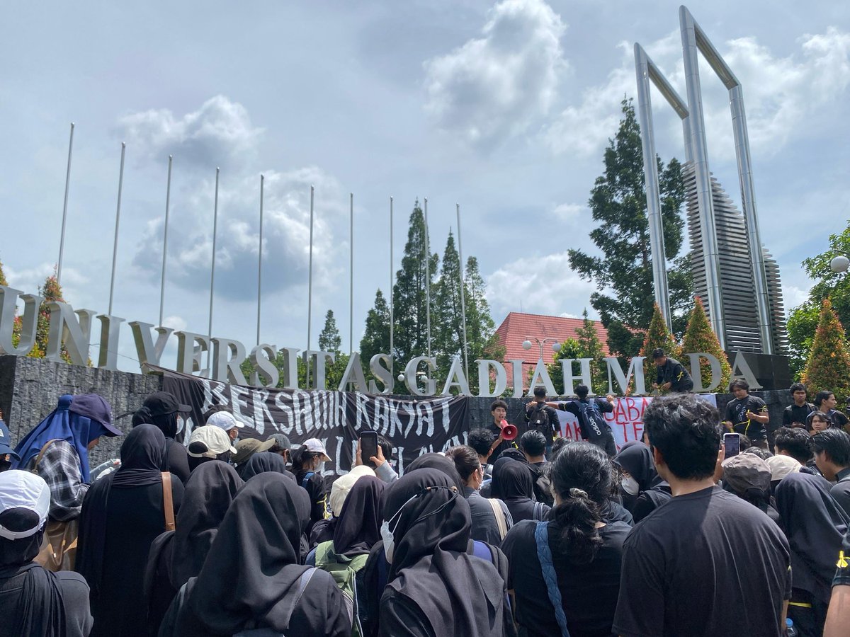 UGM mulai bergerak 
#IndonesiaGelap